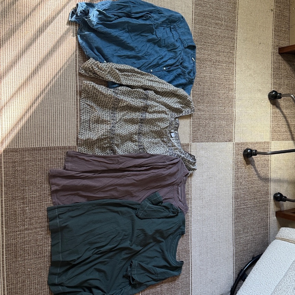 4 EUC Old Navy Women's Blouses and Tees in Blue, Gray, Purple, and Green
